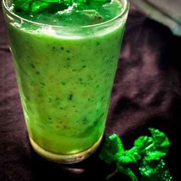 Refreshing Cucumber Mint Smoothie with Flaxseeds