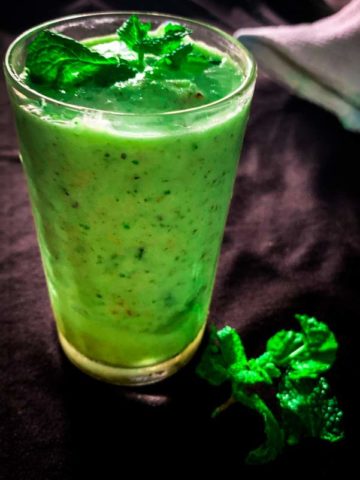 Refreshing Cucumber Mint Smoothie with Flaxseeds