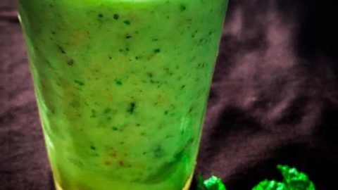 Refreshing Cucumber Mint Smoothie with Flaxseeds