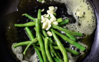 Adding garlic to green beans