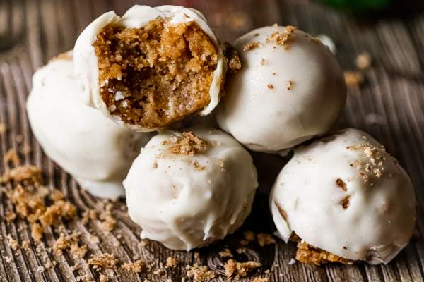 Quick Gingerbread Truffles (just 3-ingredients) - Recipe Magik with Cinnamon Sugar