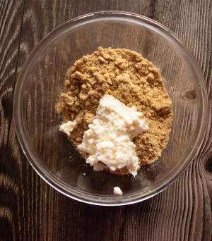 gingersnap cookie crumbs with cream cheese