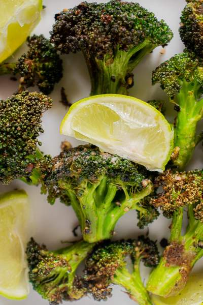 Crispy Air Fryer Broccoli with lemon wedges