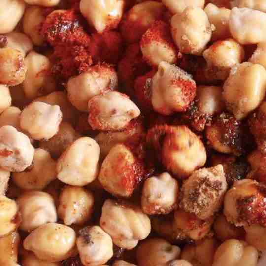 coating chickpeas in olive oil and spices