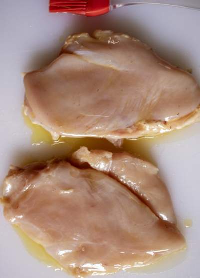 coating chicken breasts with olive oil