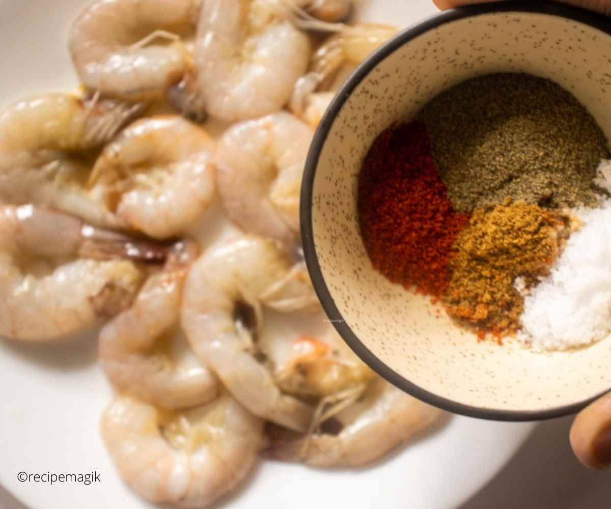 coating shrimps with spices