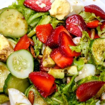strawberry romaine salad with lettuce