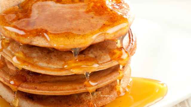 drizzling gingerbread pancakes with molasses
