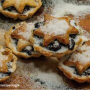 christmas mince pies with powdered sugar